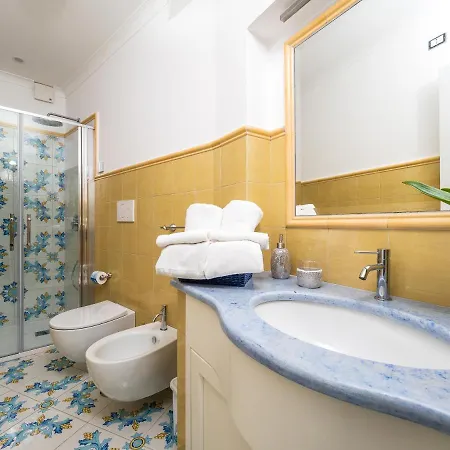 Blue Waves - De Vivo Realty Apartment *