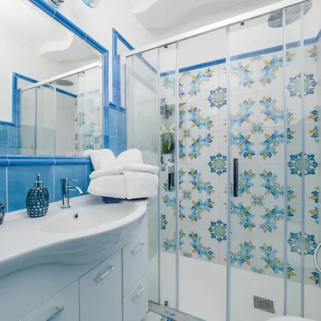 Blue Waves - De Vivo Realty Apartment