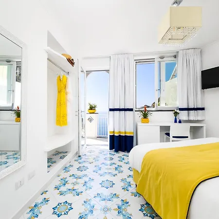 Blue Waves - De Vivo Realty Apartment