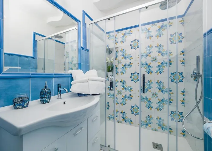 Blue Waves - De Vivo Realty Apartment